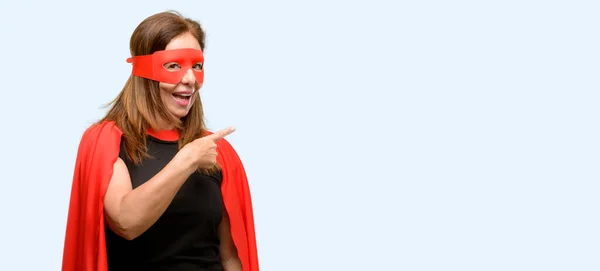 Middelbare Leeftijd Super Held Vrouw Dragen Rode Masker Cape Wijzen — Stockfoto