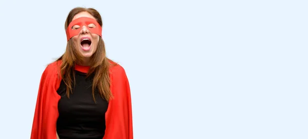 Middelbare Leeftijd Super Held Vrouw Dragen Rode Masker Cape Stressvolle — Stockfoto