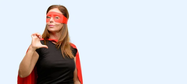 Superheldin Mittleren Alters Mit Roter Maske Und Umhang Stolz Aufgeregt — Stockfoto