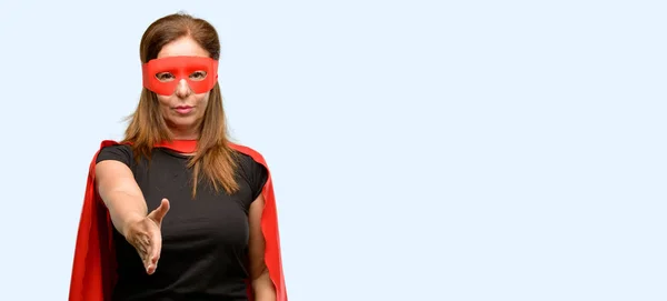 Middelbare Leeftijd Super Held Vrouw Dragen Rode Masker Cape Houdt — Stockfoto