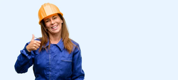 Ingenieur Bouw Werknemer Vrouw Die Lacht Grote Lijnen Weergegeven Duimschroef — Stockfoto