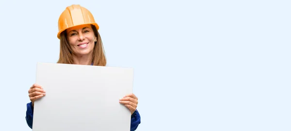 エンジニア リング建設労働者女性保持空白の広告バナー 提供または発表 大きな紙の看板の良いポスター分離青色の背景 — ストック写真