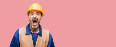 Kıdemli mühendis adam, inşaat işçisi stresli, panik, korku içinde bağırarak bıkkın ve hayal kırıklığına uğramış. Hoş bir jest. İş sataşmak beni çıldırtıyor