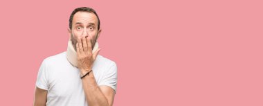 Boyunluk kullanarak yaralı komuta sizde şok ağzına kapakları, sessizlik ve hata kavramlar, korkmuş ifade utangaç, görünüyor