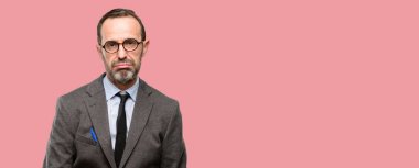 Aşırı ve yorgun uykulu ifade ile gözlük kullanan öğretmen adam