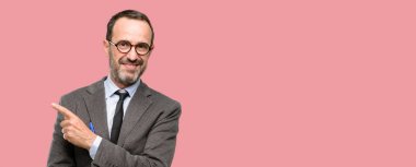 Uzak yan parmak ile işaret gözlük kullanan öğretmen adam