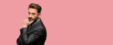 Orta yaş adam, sakal ve papyon ile acımak yüz düşünceli düşünme