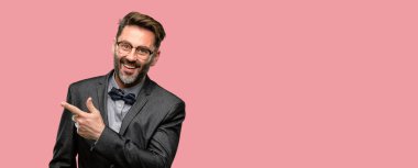 Orta yaş adam, sakal ve papyon uzak yan parmak ile işaret