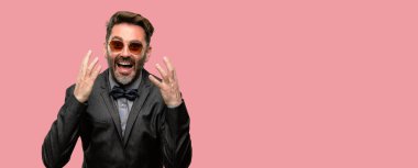 Orta yaş adam, sakal ve papyon mutlu ve ifade wow jest tezahürat