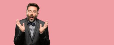 Orta yaş adam, sakal ve papyon mutlu ve ifade wow jest tezahürat