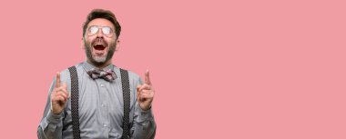 Yukarı dönük sakal ve papyon mutlu ve tezahürat ifade wow hareketi ile orta yaş erkek