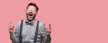 Yukarı dönük sakal ve papyon mutlu ve tezahürat ifade wow hareketi ile orta yaş erkek