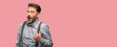 Yukarı dönük sakal ve papyon mutlu ve tezahürat ifade wow hareketi ile orta yaş erkek