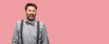 Orta yaş adam, sakal ve papyon depresif üzgün duygu ifade üzüntü dolu ağlıyor