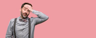 Orta yaş adam, sakal ve papyon dehşete ve sinir anksiyete ve panik jest, bunalmış ifade