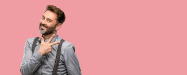 Orta yaş, sakal ve papyon parmak, yetiştirme üç numaralı adam