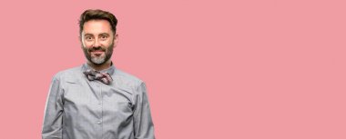 Orta yaş adam, sakal ve papyon kendinden emin ve mutlu bir büyük doğal ile smile gülüyor