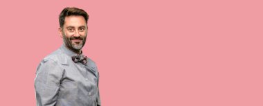 Orta yaş adam, sakal ve papyon kendinden emin ve mutlu bir büyük doğal ile smile gülüyor