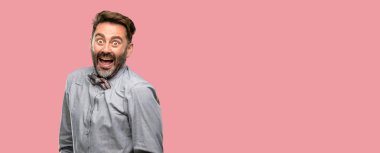 Orta yaş adam, sakal ve papyon kendinden emin ve mutlu büyük bir deli ile smile gülüyor