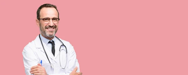 Γιατρός Ανώτερος Άνθρωπος Ιατρικό Επαγγελματία Σταυρωμένα Χέρια Αυτοπεποίθηση Και Χαρούμενοι — Φωτογραφία Αρχείου