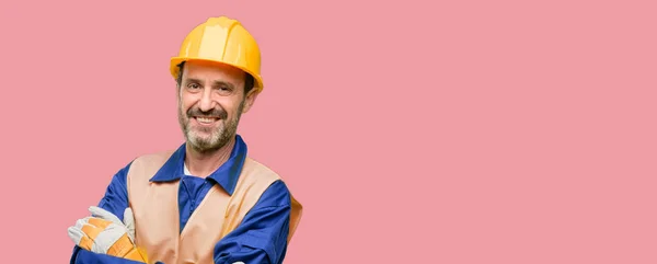 シニア エンジニアの人 自信を持って笑っている笑顔自然に満足して組んだ腕で建設労働者 — ストック写真