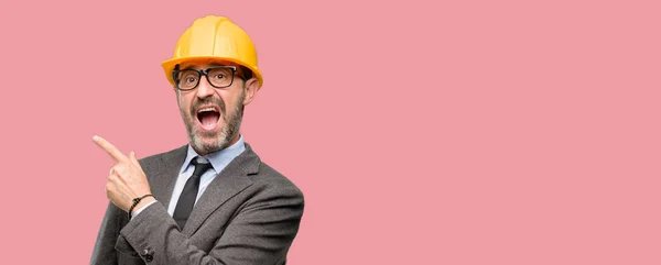 Senior Architekt Oder Ingenieur Zeigt Mit Dem Finger Weg — Stockfoto