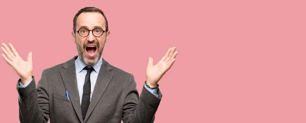 Professor Homem Usando Óculos Alegres Surpresos Aplaudindo Expressando Gesto Wow — Fotografia de Stock