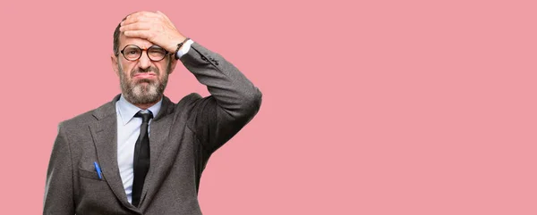 Maestro Hombre Usando Gafas Aterrorizado Nervioso Expresando Ansiedad Pánico Gesto —  Fotos de Stock