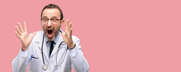 Läkare Ledande Man Medicinsk Professionell Stressande Håller Händerna Huvudet Livrädd — Stockfoto