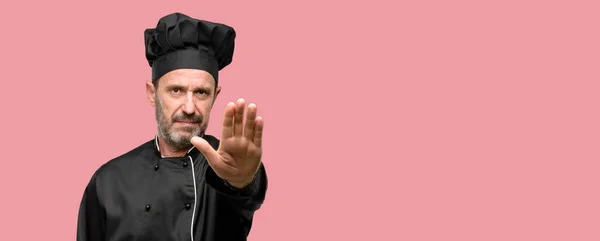 资深厨师 戴着厨师帽 气坏态度 用手停止手势 表示安全 防守或限制 也许推 — 图库照片