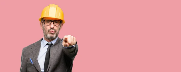 Leitender Architekt Oder Ingenieur Der Mit Dem Finger Nach Vorne — Stockfoto