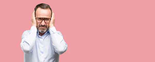 Homem Meia Idade Com Óculos Cobrindo Ouvidos Ignorando Ruído Alto — Fotografia de Stock