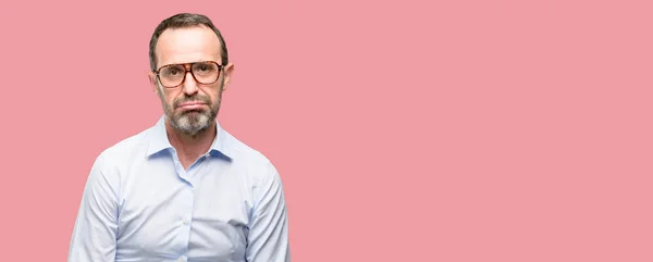Mann Mittleren Alters Mit Brille Mit Schläfrigem Gesichtsausdruck Überarbeitet Und — Stockfoto