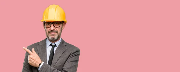 Senior Architekt Oder Ingenieur Zeigt Mit Dem Finger Weg — Stockfoto