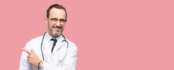 Médecin Homme Âgé Professionnel Santé Pointant Côté Avec Doigt — Photo