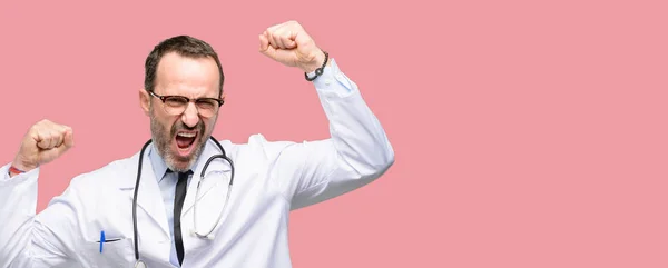 Dokter Senior Man Medische Professionele Blij Opgewonden Vieren Overwinning Groot — Stockfoto