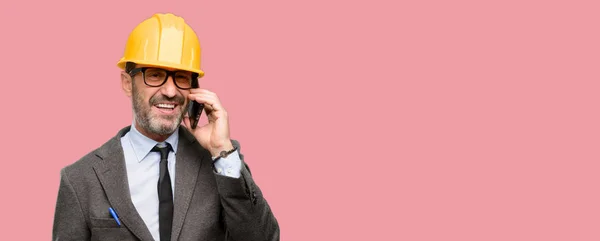 Arquitecto Sénior Ingeniero Feliz Hablando Con Teléfono Móvil Smartphone — Foto de Stock