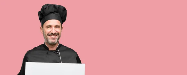 Ανώτερος Μαγειρεύουν Άνθρωπος Φοράει Καπέλο Σεφ Εκμετάλλευση Κενό Διαφήμιση Banner — Φωτογραφία Αρχείου
