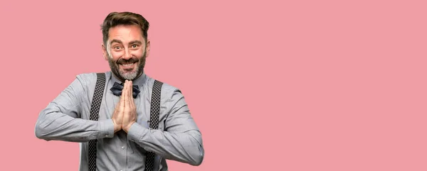 Uomo Mezza Età Con Barba Papillon Con Mani Unite Gesto — Foto Stock