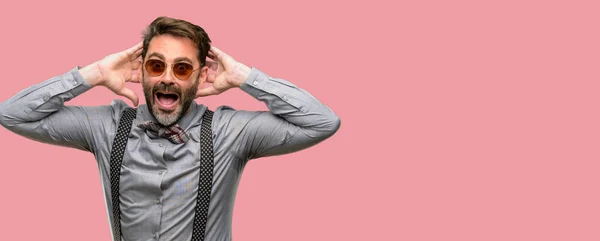 Hombre Mediana Edad Con Barba Pajarita Feliz Sorprendido Animando Expresando — Foto de Stock