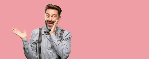 Uomo Mezza Età Con Barba Papillon Che Tengono Qualcosa Mani — Foto Stock