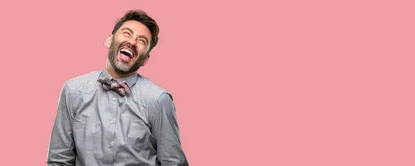 Középkorú Férfi Szakáll Csokornyakkendő Magabiztos Elégedett Nagy Természetes Mosoly Nevetés — Stock Fotó