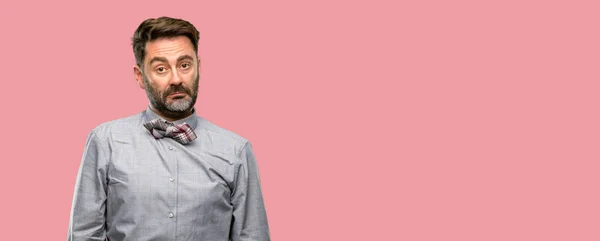 Чоловік Середнього Віку Бородою Краваткою Має Скептичний Незадоволений Вигляд Виражаючи — стокове фото