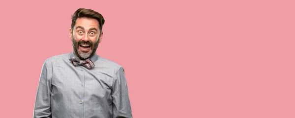 Middelbare Leeftijd Man Met Baard Strikje Zelfverzekerd Blij Met Een — Stockfoto