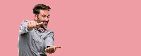 Uomo Mezza Età Con Barba Papillon Stand Felice Positivo Con — Foto Stock