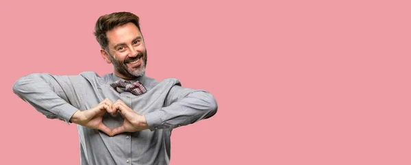 Homem Meia Idade Com Barba Laço Feliz Mostrando Amor Com — Fotografia de Stock