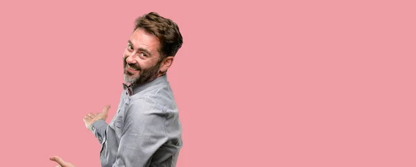 Middelbare Leeftijd Man Met Baard Strikje Zelfverzekerd Blij Met Een — Stockfoto