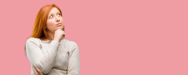 Düşünme ve şüphe ve merak ifade arıyorum güzel genç Kızıl saçlı kadın