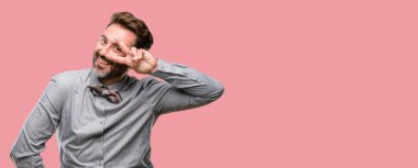 Orta yaş adam, sakal ve papyon parmak kameradan bakıyorsun