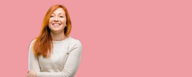 Güzel genç Kızıl saçlı kadın kendinden emin ve mutlu bir büyük doğal gülümseme gülmek ile